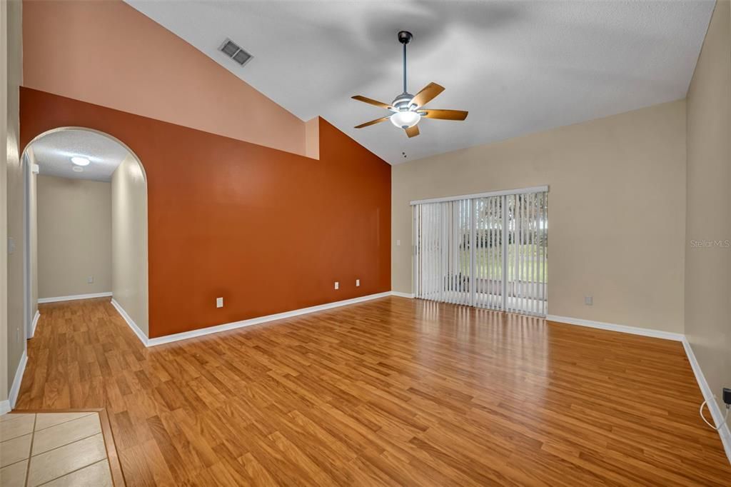 合同活跃: $465,000 (4 贝兹, 2 浴室, 1847 平方英尺)