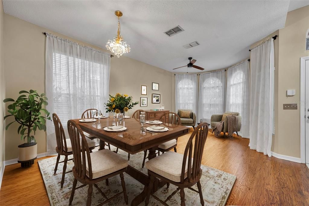 合同活跃: $465,000 (4 贝兹, 2 浴室, 1847 平方英尺)