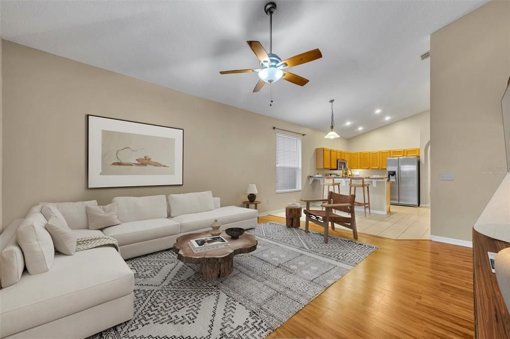 合同活跃: $465,000 (4 贝兹, 2 浴室, 1847 平方英尺)