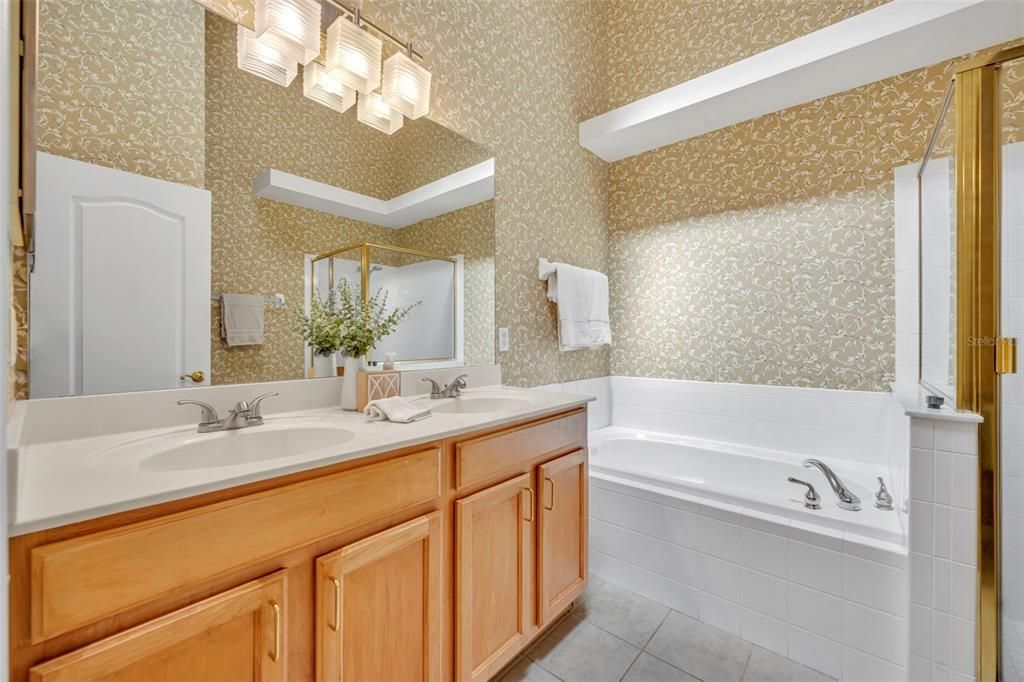 合同活跃: $465,000 (4 贝兹, 2 浴室, 1847 平方英尺)