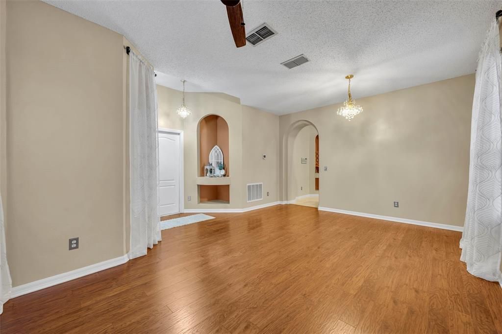 合同活跃: $465,000 (4 贝兹, 2 浴室, 1847 平方英尺)