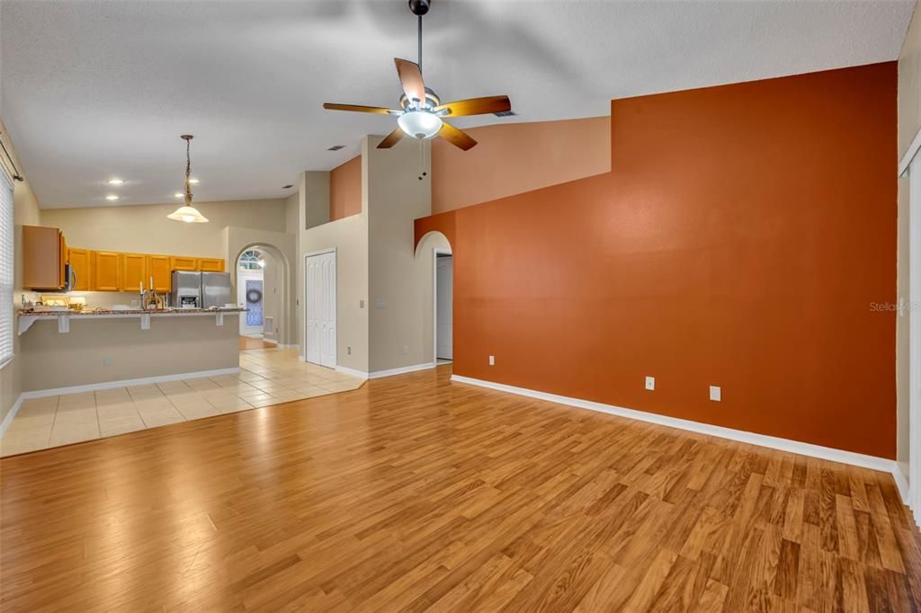 合同活跃: $465,000 (4 贝兹, 2 浴室, 1847 平方英尺)