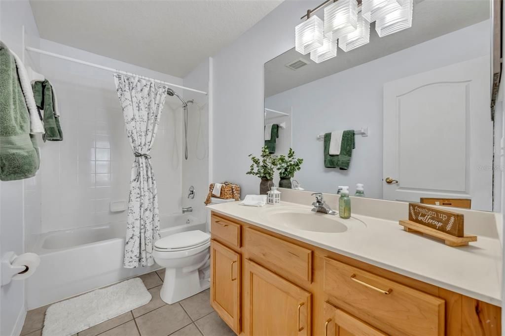 合同活跃: $465,000 (4 贝兹, 2 浴室, 1847 平方英尺)