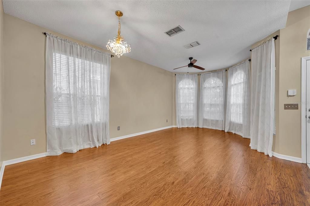 合同活跃: $465,000 (4 贝兹, 2 浴室, 1847 平方英尺)