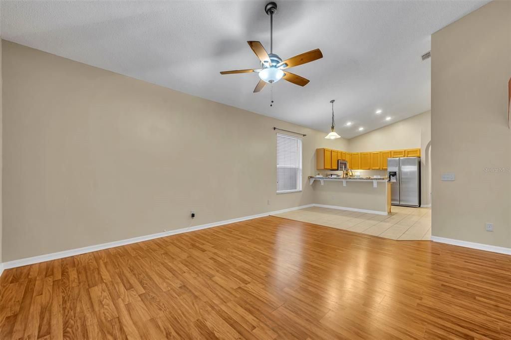 合同活跃: $465,000 (4 贝兹, 2 浴室, 1847 平方英尺)