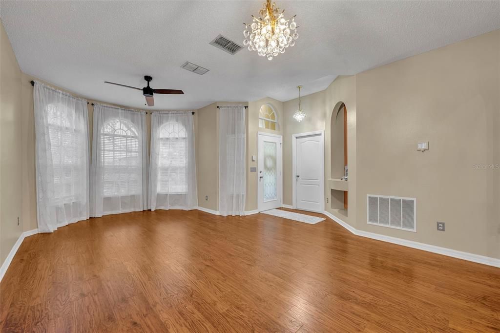 合同活跃: $465,000 (4 贝兹, 2 浴室, 1847 平方英尺)