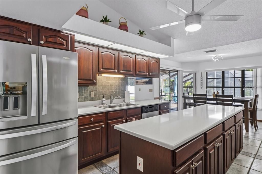 Под контрактом: $415,000 (3 спален, 3 ванн, 2052 Квадратных фут)