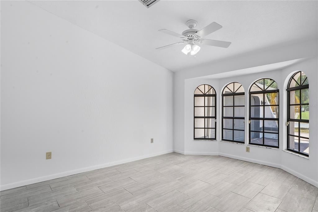 Под контрактом: $415,000 (3 спален, 3 ванн, 2052 Квадратных фут)