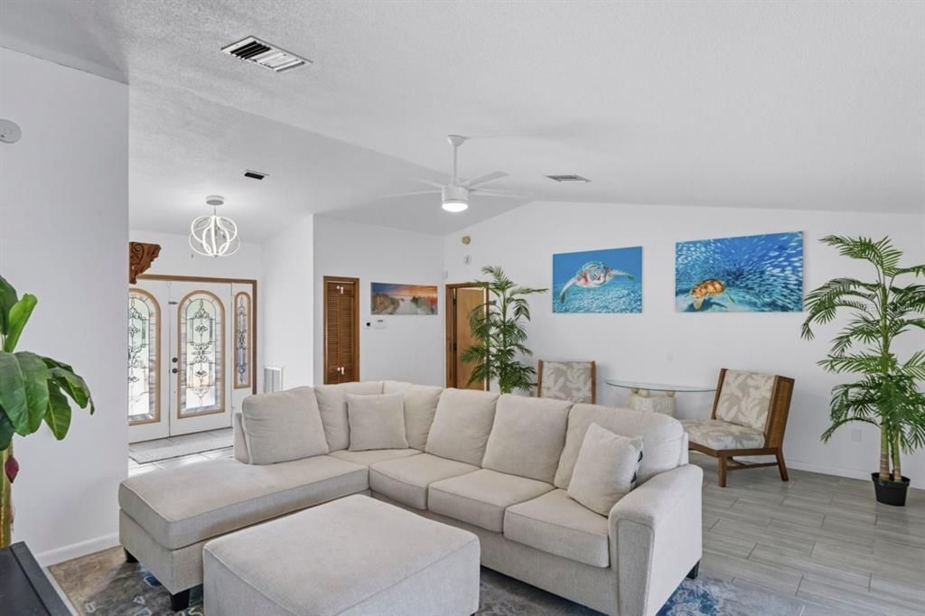 Под контрактом: $415,000 (3 спален, 3 ванн, 2052 Квадратных фут)