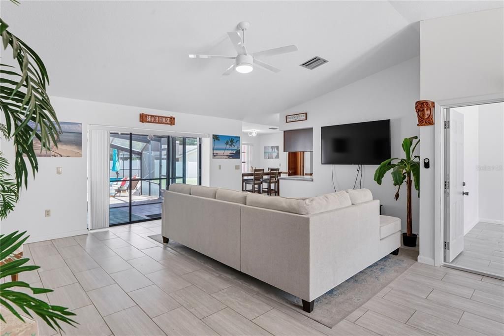 Под контрактом: $415,000 (3 спален, 3 ванн, 2052 Квадратных фут)