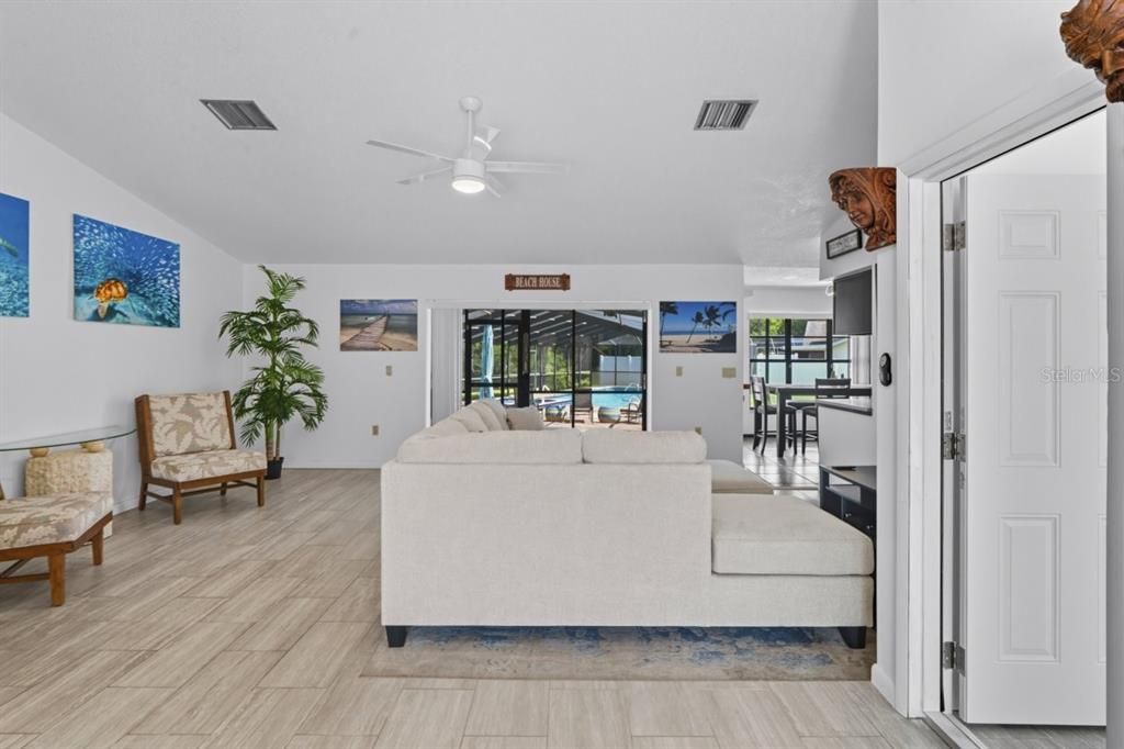 Под контрактом: $415,000 (3 спален, 3 ванн, 2052 Квадратных фут)