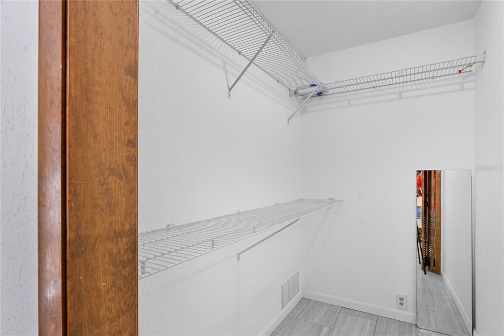 Под контрактом: $415,000 (3 спален, 3 ванн, 2052 Квадратных фут)