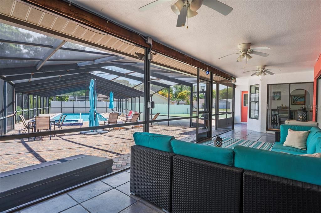 Под контрактом: $415,000 (3 спален, 3 ванн, 2052 Квадратных фут)