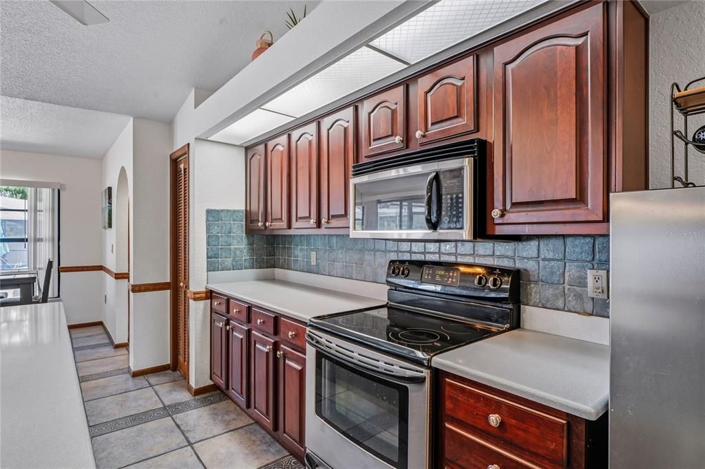 Под контрактом: $415,000 (3 спален, 3 ванн, 2052 Квадратных фут)