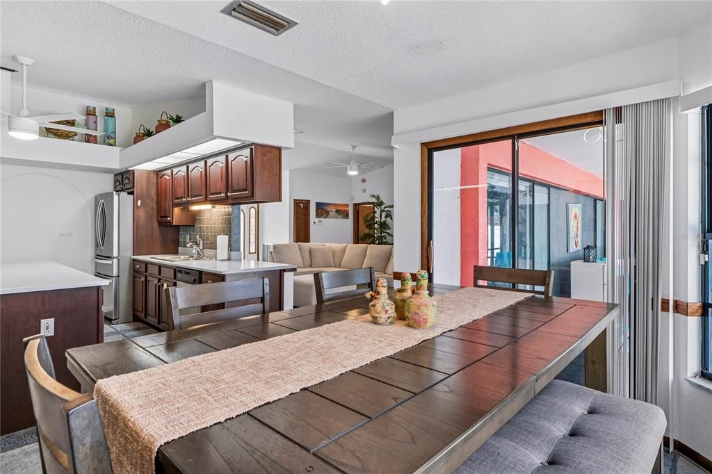 Под контрактом: $415,000 (3 спален, 3 ванн, 2052 Квадратных фут)