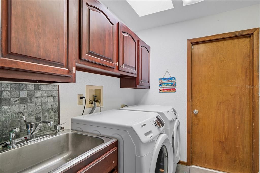 Под контрактом: $415,000 (3 спален, 3 ванн, 2052 Квадратных фут)