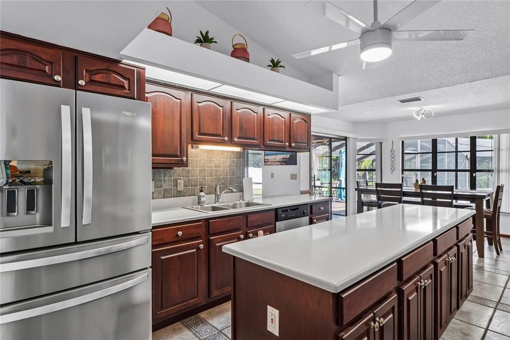 Под контрактом: $415,000 (3 спален, 3 ванн, 2052 Квадратных фут)