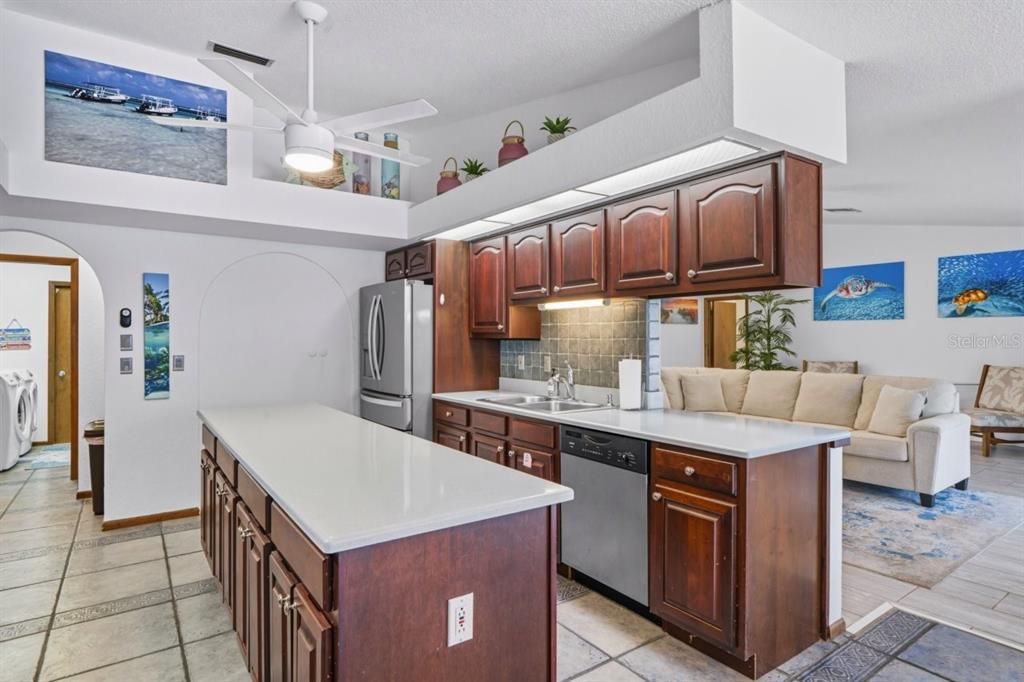 Под контрактом: $415,000 (3 спален, 3 ванн, 2052 Квадратных фут)