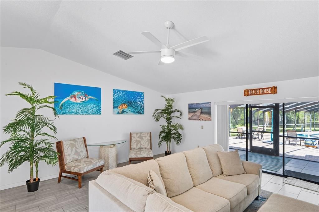 Под контрактом: $415,000 (3 спален, 3 ванн, 2052 Квадратных фут)