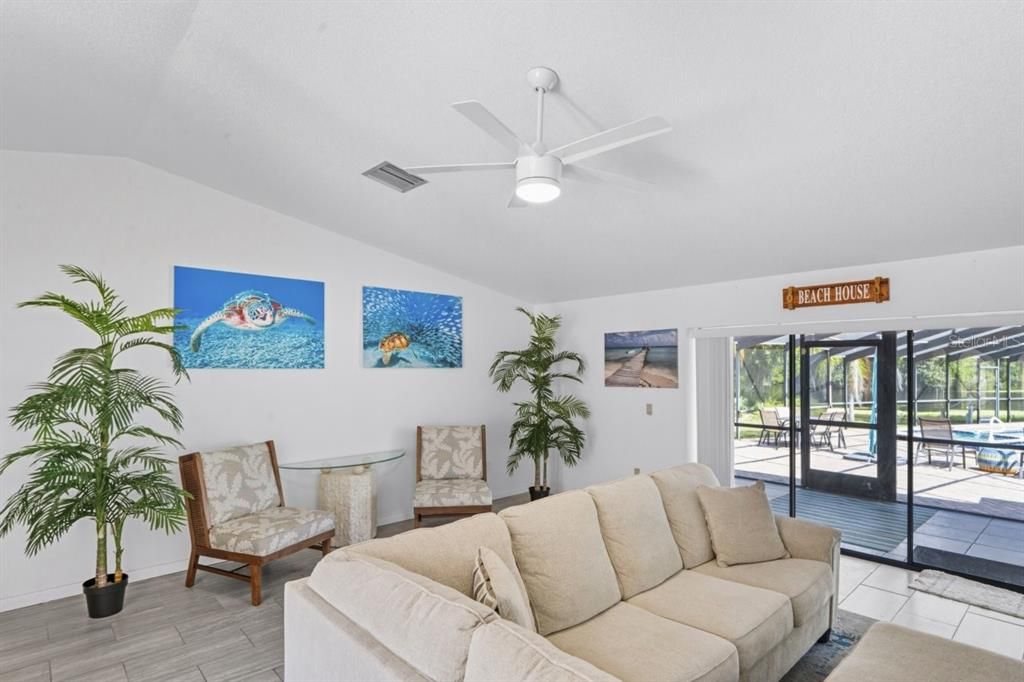 Под контрактом: $415,000 (3 спален, 3 ванн, 2052 Квадратных фут)