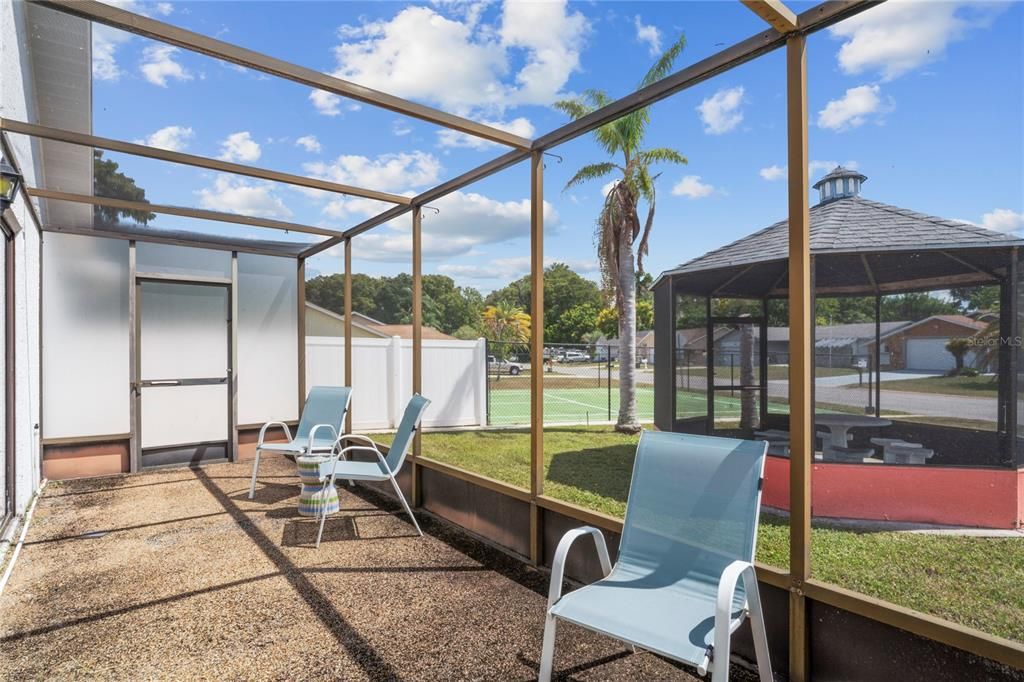 Под контрактом: $415,000 (3 спален, 3 ванн, 2052 Квадратных фут)