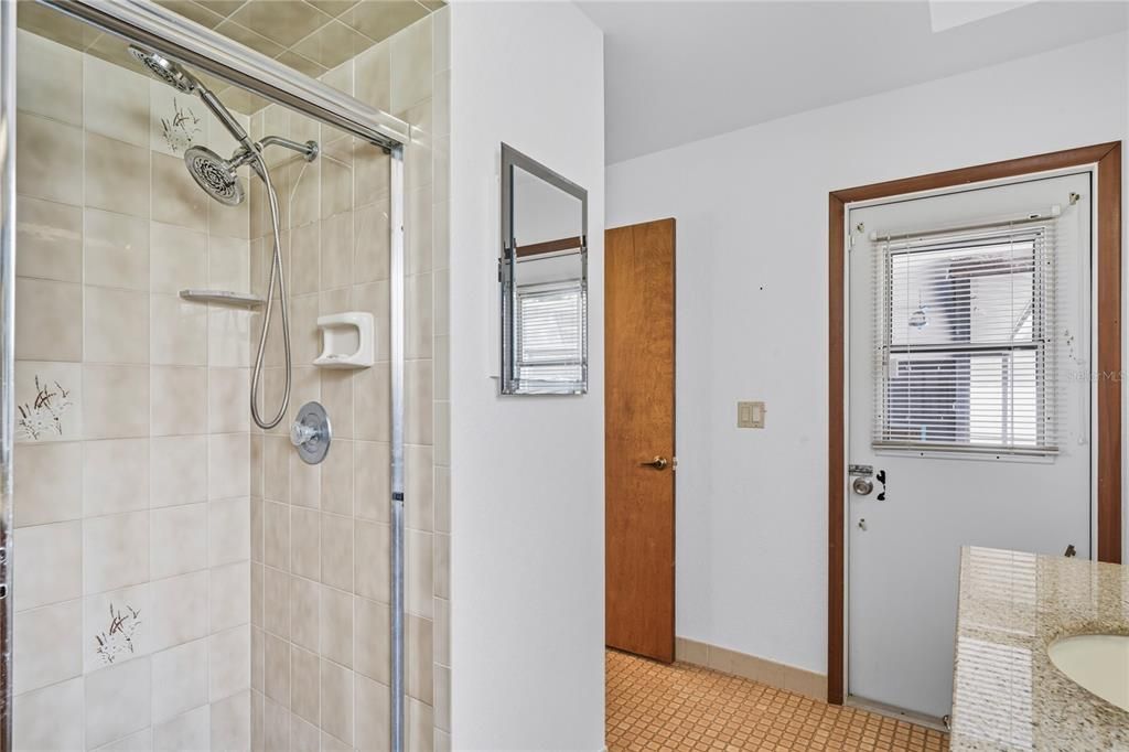 Под контрактом: $415,000 (3 спален, 3 ванн, 2052 Квадратных фут)