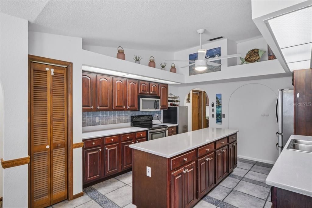 Под контрактом: $415,000 (3 спален, 3 ванн, 2052 Квадратных фут)