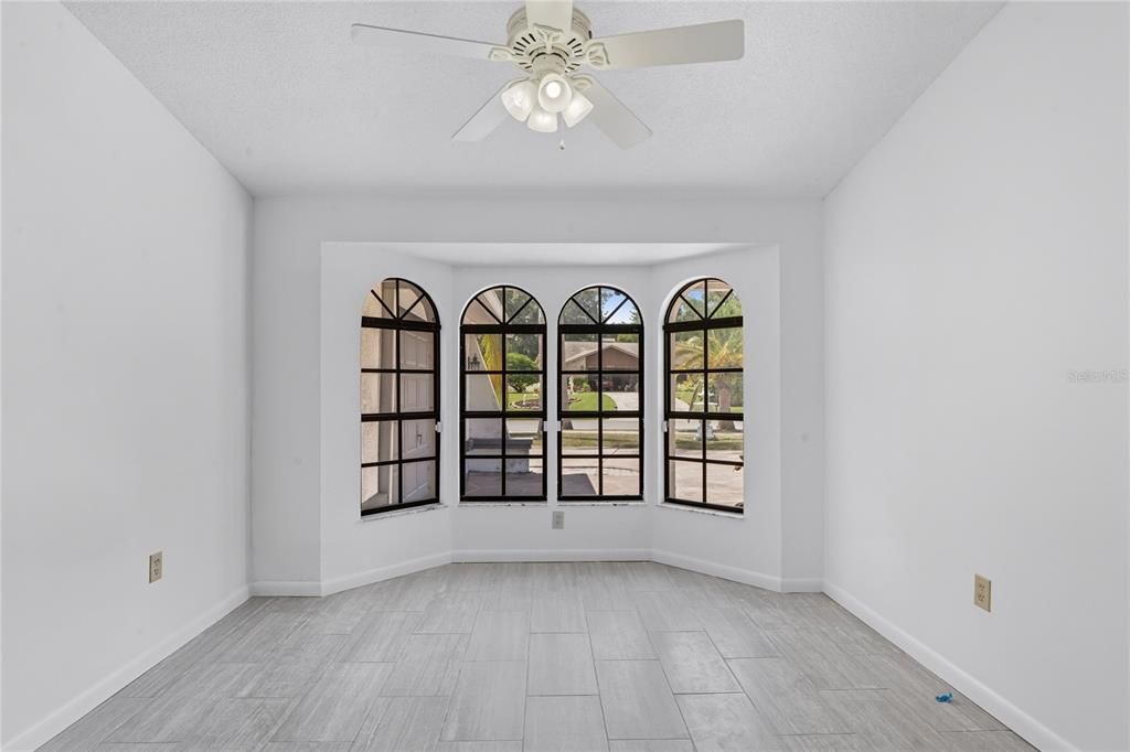 Под контрактом: $415,000 (3 спален, 3 ванн, 2052 Квадратных фут)