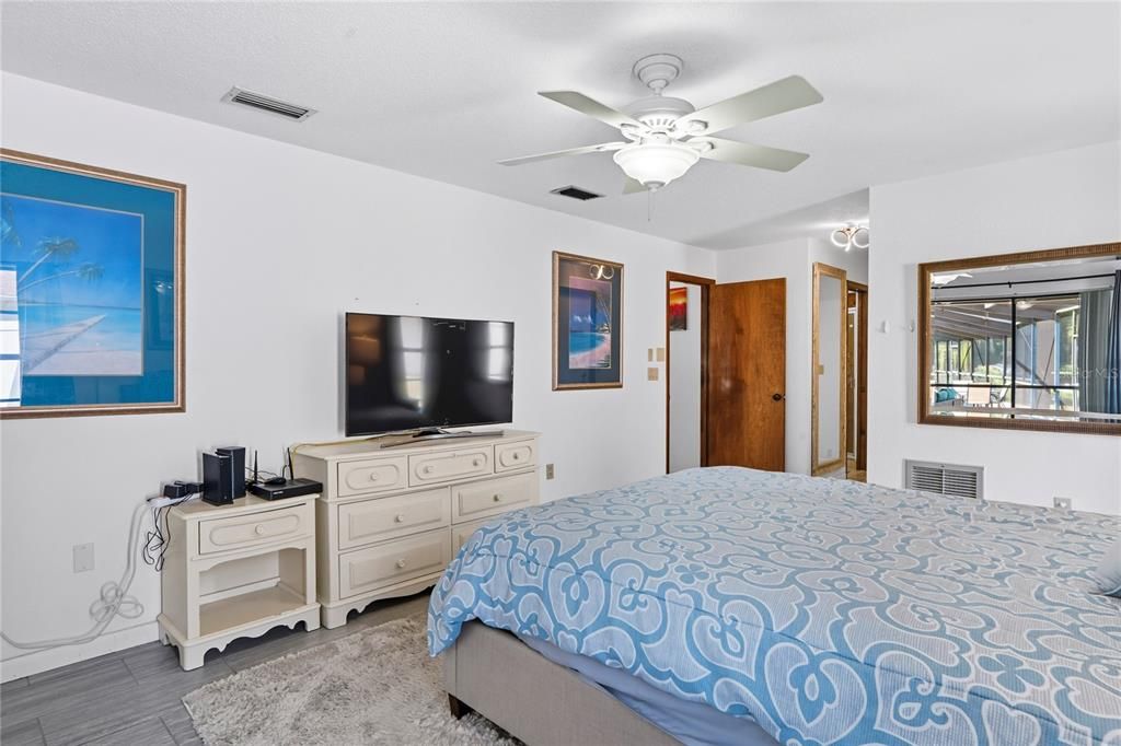 Под контрактом: $415,000 (3 спален, 3 ванн, 2052 Квадратных фут)