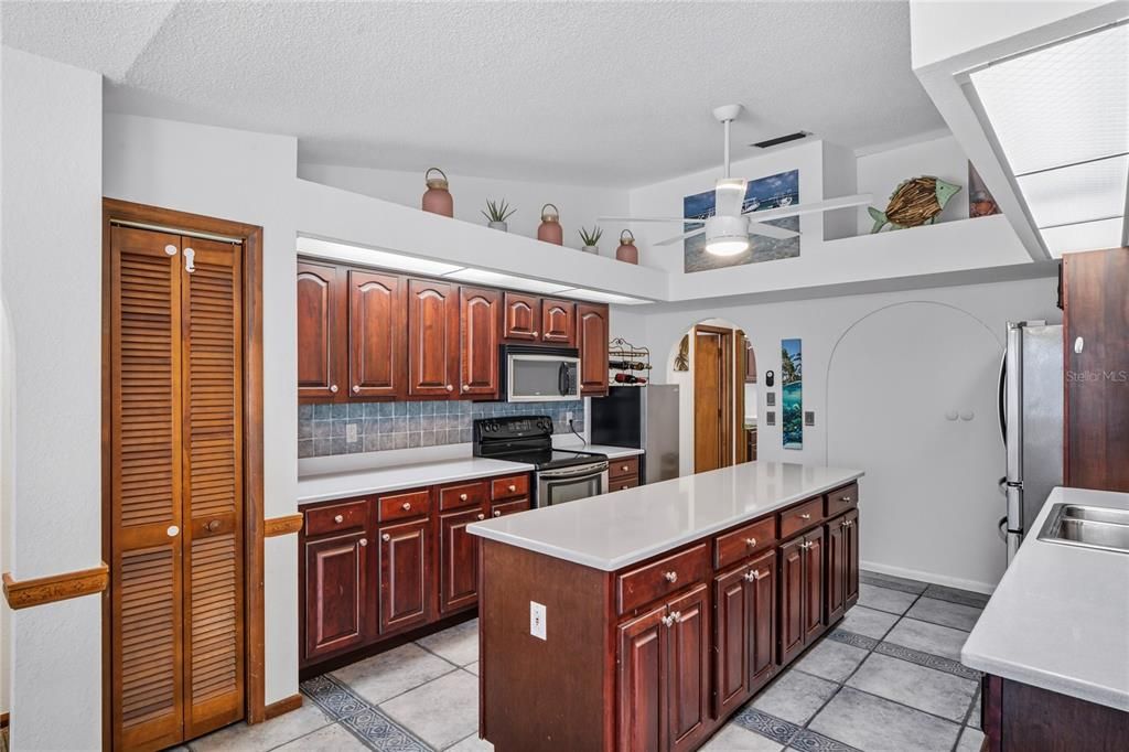 Под контрактом: $415,000 (3 спален, 3 ванн, 2052 Квадратных фут)