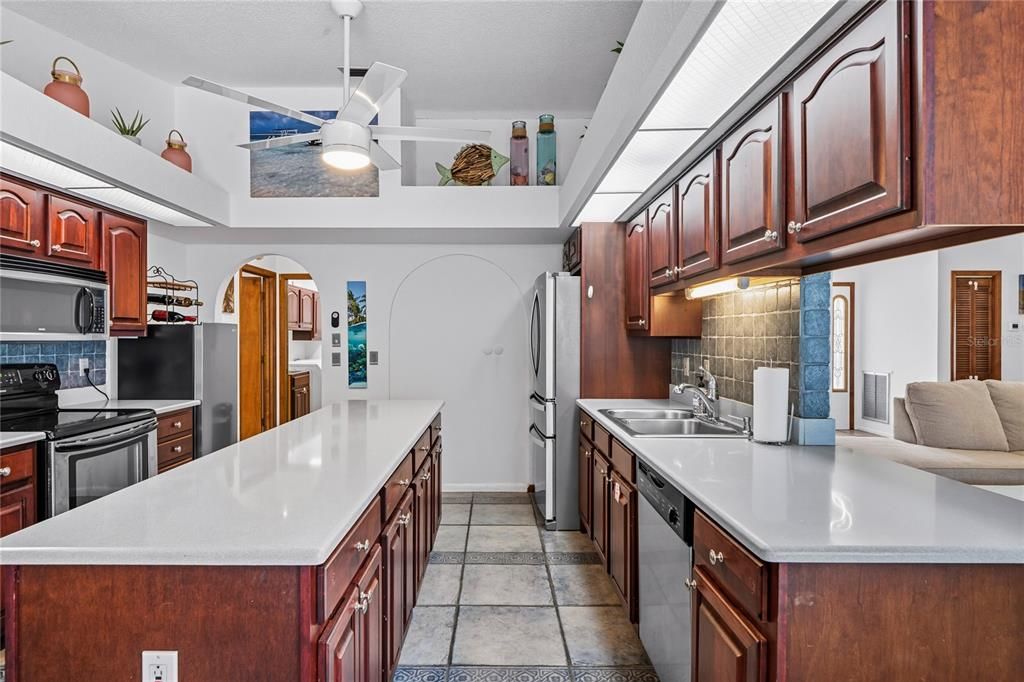 Под контрактом: $415,000 (3 спален, 3 ванн, 2052 Квадратных фут)