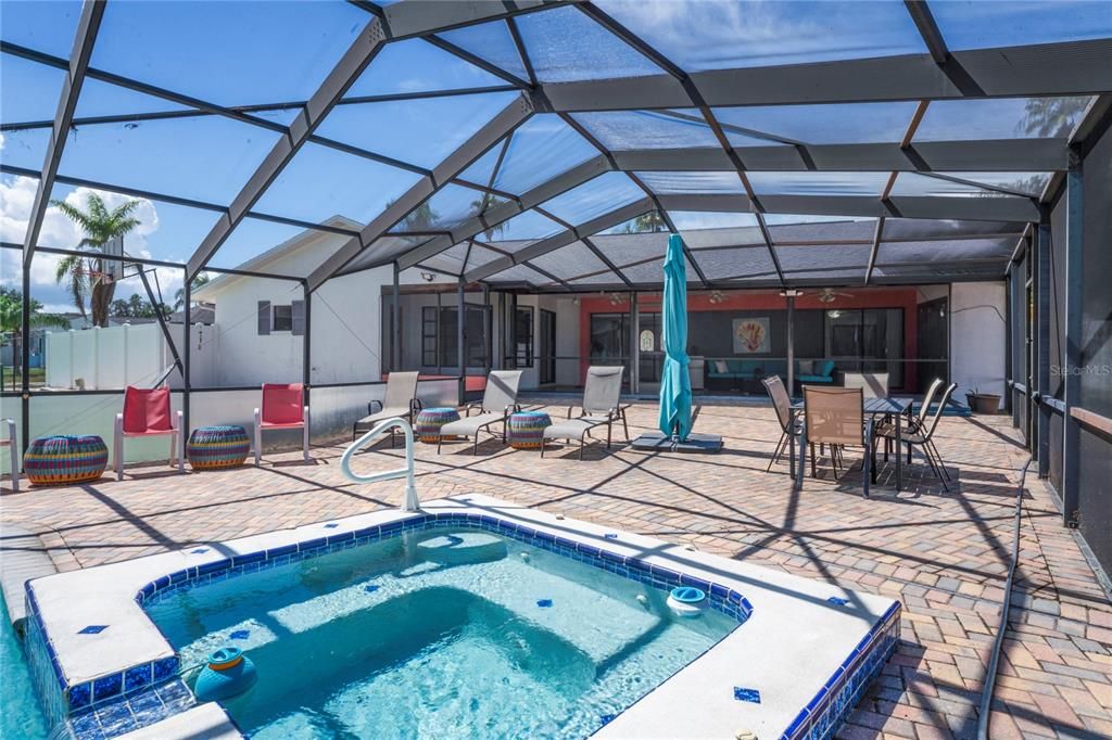 Под контрактом: $415,000 (3 спален, 3 ванн, 2052 Квадратных фут)