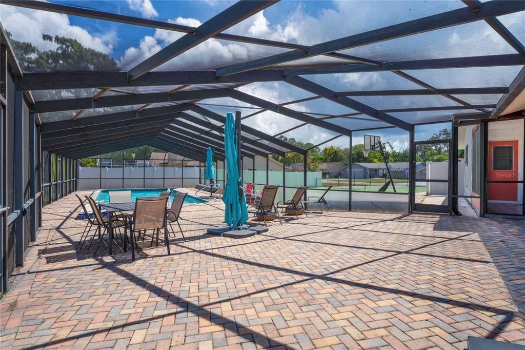 Под контрактом: $415,000 (3 спален, 3 ванн, 2052 Квадратных фут)