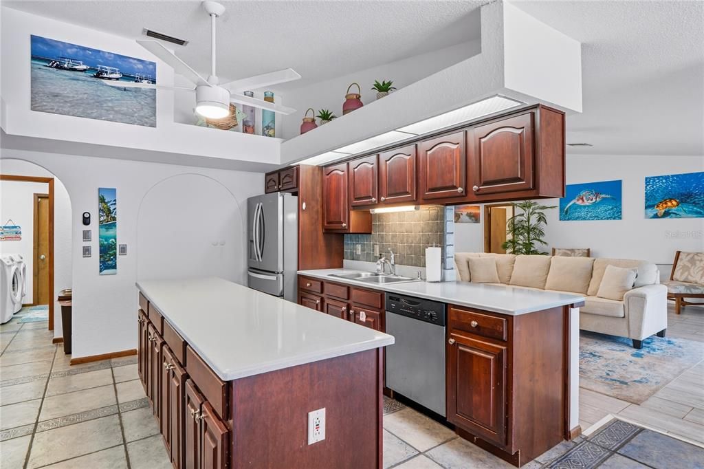 Под контрактом: $415,000 (3 спален, 3 ванн, 2052 Квадратных фут)