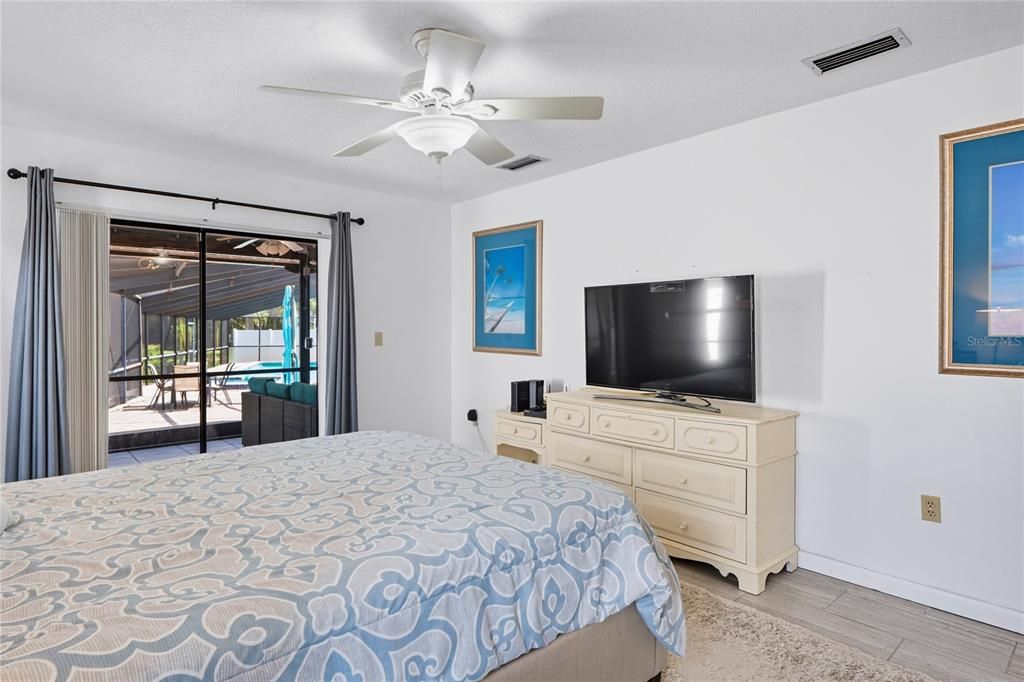 Под контрактом: $415,000 (3 спален, 3 ванн, 2052 Квадратных фут)