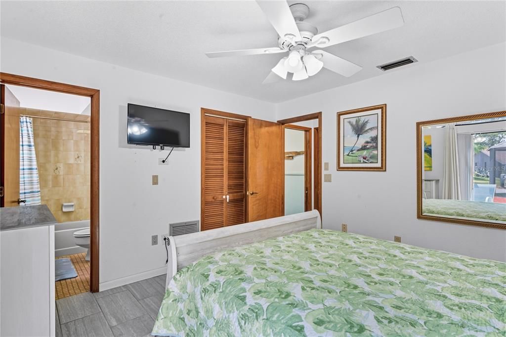 Под контрактом: $415,000 (3 спален, 3 ванн, 2052 Квадратных фут)