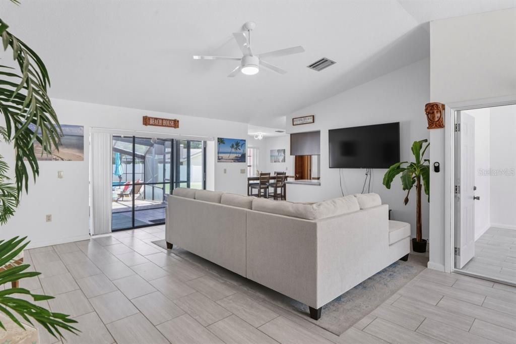 Под контрактом: $415,000 (3 спален, 3 ванн, 2052 Квадратных фут)