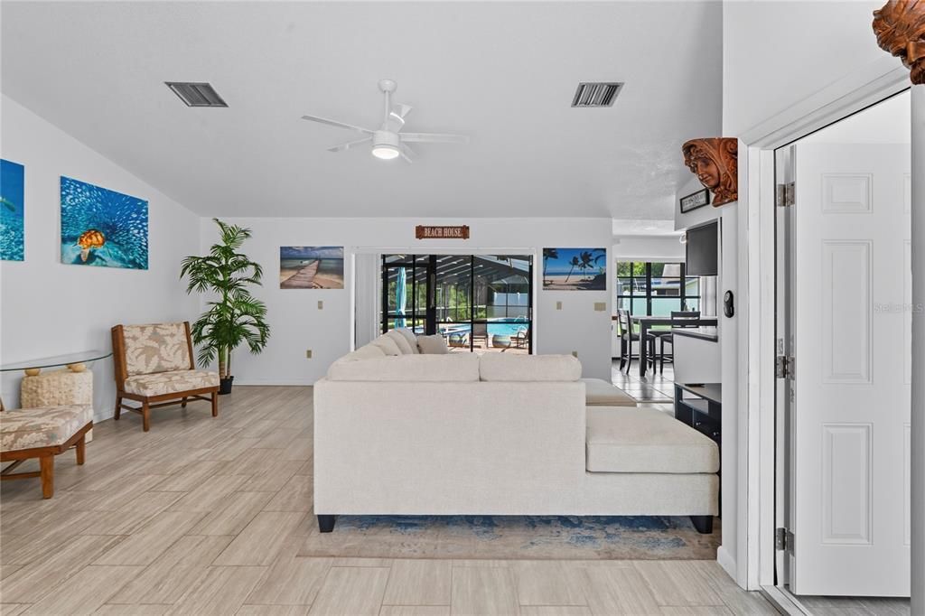 Под контрактом: $415,000 (3 спален, 3 ванн, 2052 Квадратных фут)