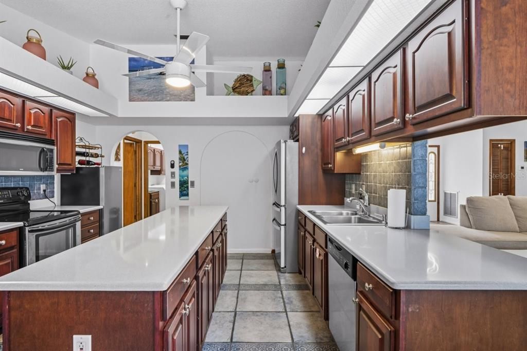 Под контрактом: $415,000 (3 спален, 3 ванн, 2052 Квадратных фут)