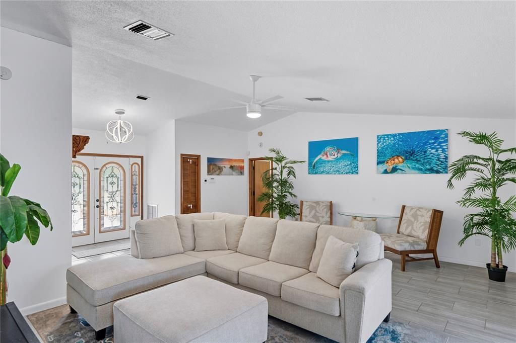 Под контрактом: $415,000 (3 спален, 3 ванн, 2052 Квадратных фут)