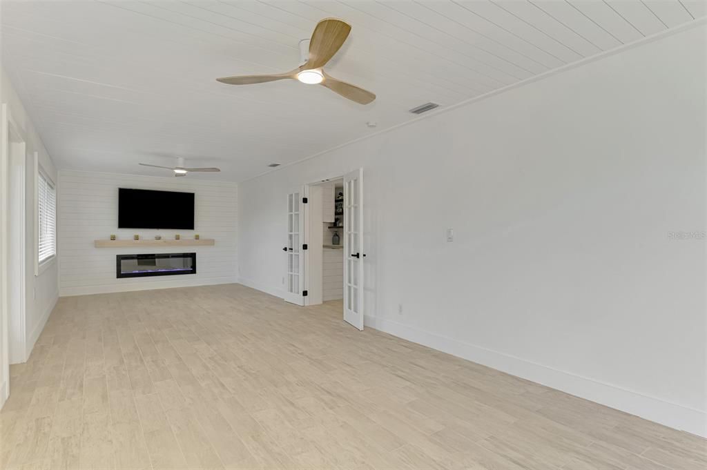 For Sale: $389,000 (3 beds, 2 baths, 1839 Square Feet)