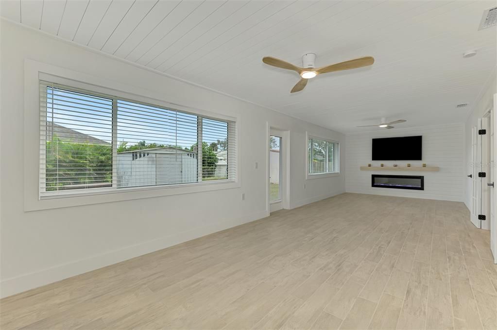 For Sale: $389,000 (3 beds, 2 baths, 1839 Square Feet)