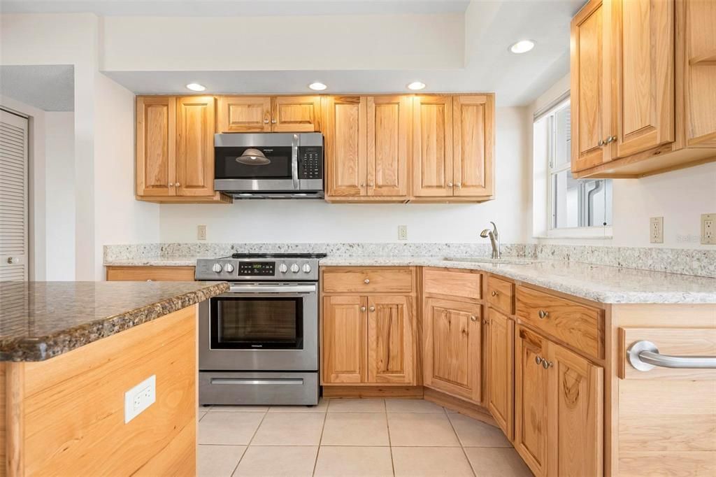 В аренду: $3,300 (2 спален, 2 ванн, 1327 Квадратных фут)