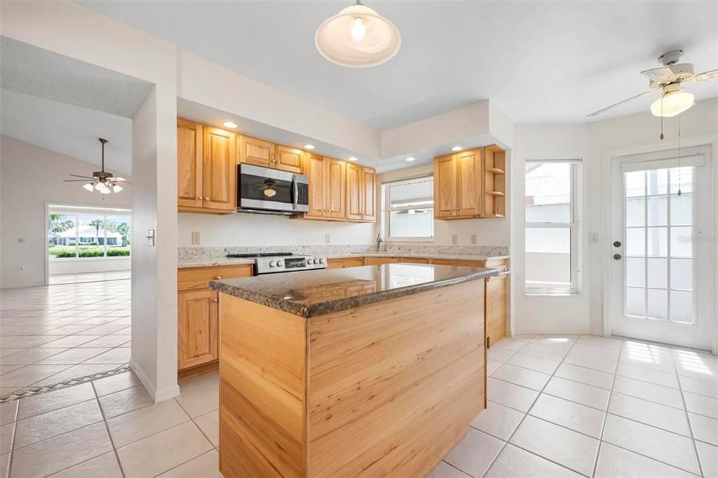 В аренду: $3,300 (2 спален, 2 ванн, 1327 Квадратных фут)