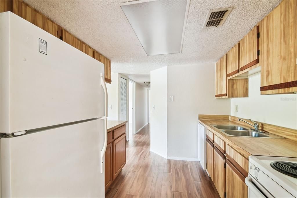 待售: $140,000 (2 贝兹, 2 浴室, 915 平方英尺)