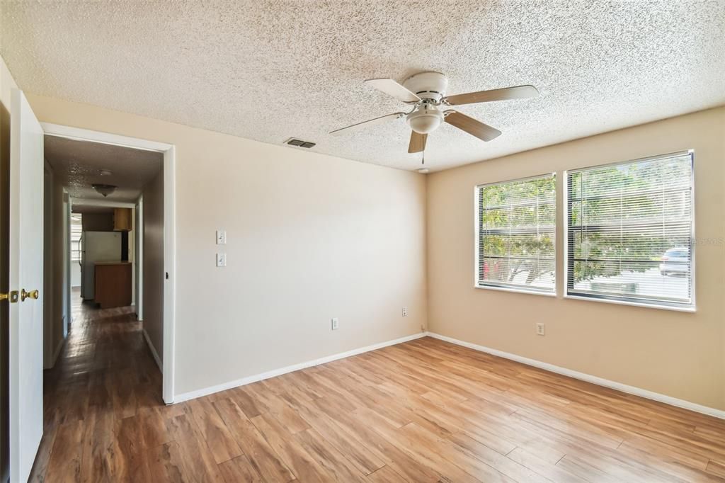 待售: $140,000 (2 贝兹, 2 浴室, 915 平方英尺)