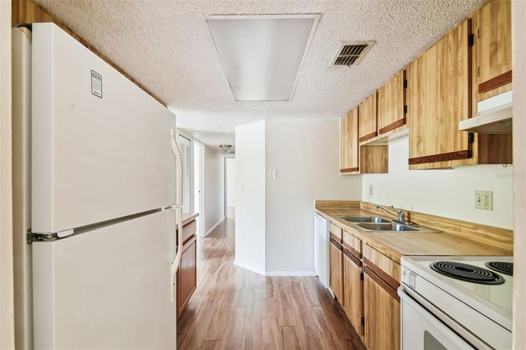 待售: $140,000 (2 贝兹, 2 浴室, 915 平方英尺)