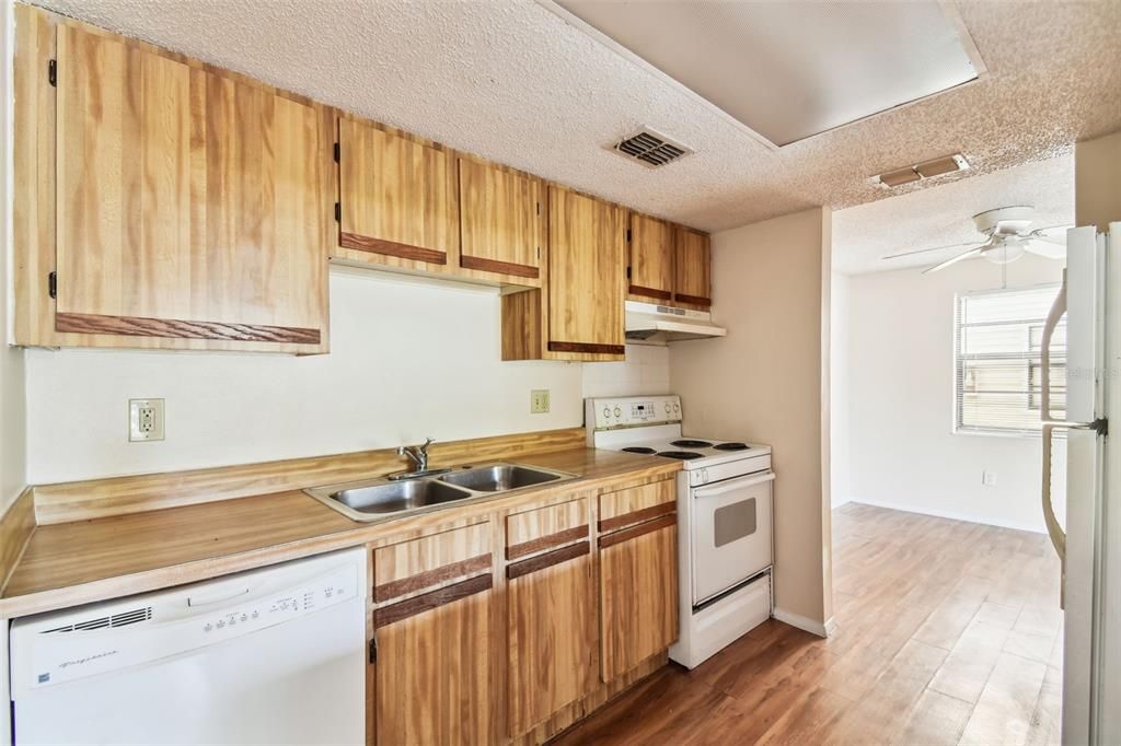 待售: $140,000 (2 贝兹, 2 浴室, 915 平方英尺)