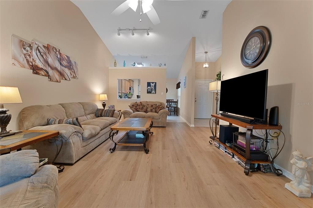 待售: $229,900 (2 贝兹, 2 浴室, 893 平方英尺)