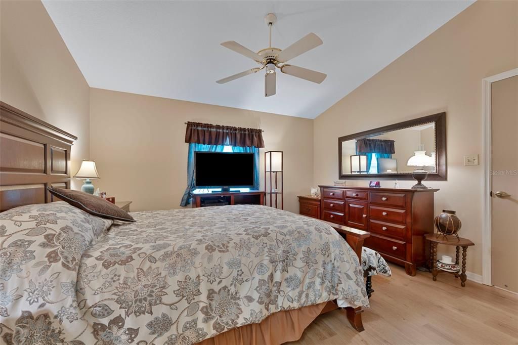 待售: $229,900 (2 贝兹, 2 浴室, 893 平方英尺)